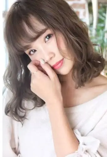 慵懒微波浪卷发欣赏图片 时尚达人适合的卷烫头发