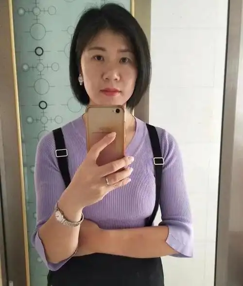 适合四十岁女人的气质短发四十岁女人什么发型好看40岁以上的女人换