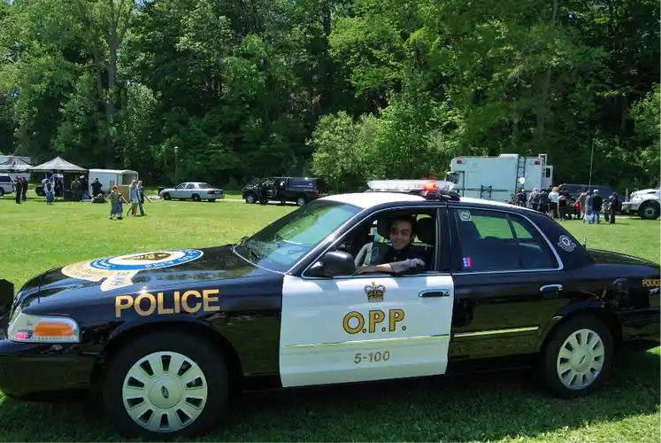 原始图片   摩托警车,还有头盔可以戴   当然了,加拿大除了枫叶和枫糖