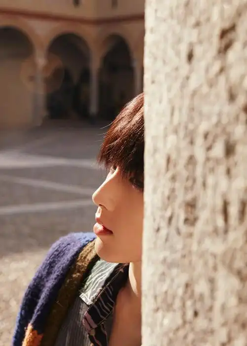 郭俊辰身着毛衣叠搭西装温暖随性