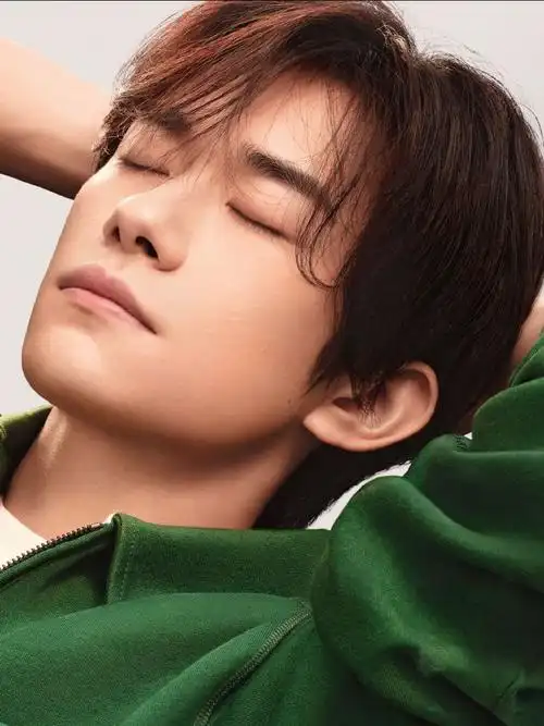 易烊千玺怼脸六宫格##被易烊千玺的托脸笑拿捏了