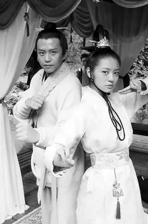 安以轩拒绝"剧组爱情" 戏外不敢和邓超说话