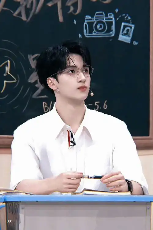 你好星期六#严浩翔丝框眼镜白衬衫造型帅的好轻松从青春时期的白月光