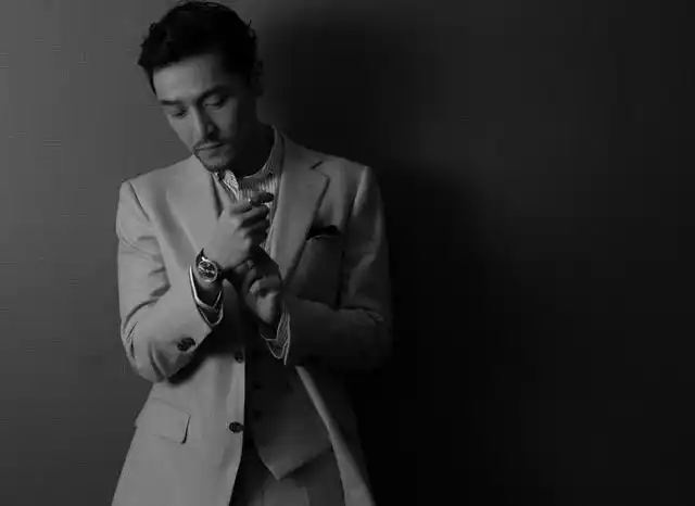 胡歌身穿灰色西装更显成熟稳重 自曝想拍制服戏_新浪图片