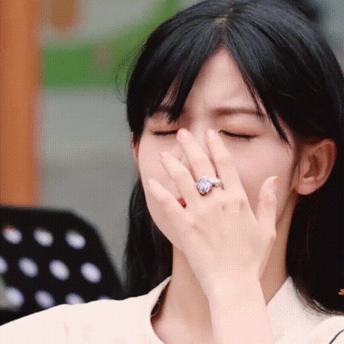 最美中轴线#@赖美云的可爱表情还有谁没看够的小美速速准备了一组