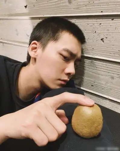 李易峰新造型帅气逼人,寸头加黑色短袖,看起来痞帅痞帅的