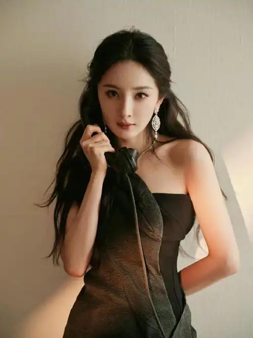 杨幂解锁纯黑造型露出小蛮腰秀马甲线魔鬼身材让人移不开眼睛