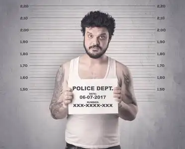 雇来工作,并通过现代电话在城市环境中漫步,在街头促销背景下为你的广