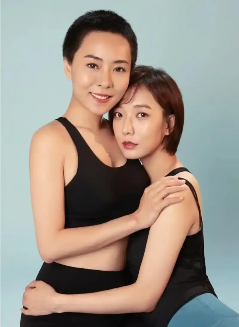 王珞丹1984年生于内蒙古赤峰,上有一个年长两岁的姐姐王楚函,姐妹俩都