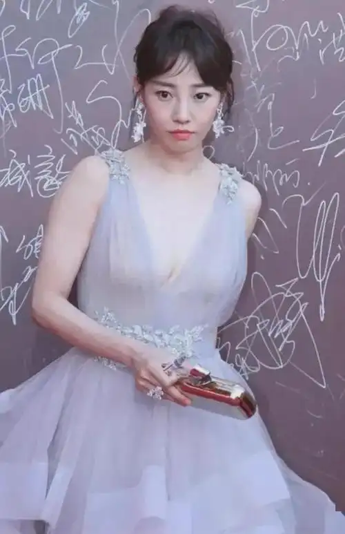 薄纱长裙(白百何穿两片薄纱出席活动,深v长裙秀身材,网友:太漂亮了)