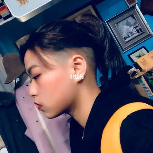 半剃头 之前是长头发 后来头发剪毁了 好不容易长到了图三_女生发型