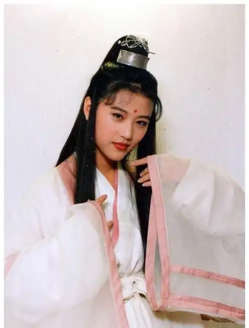 周海媚晒近照分享好心情重温倚天屠龙记看最美周芷若