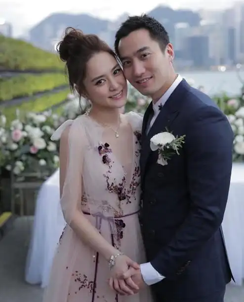 阿娇婚礼,谢霆锋为其定制喜饼,网友:张柏芝来当伴娘就完美了