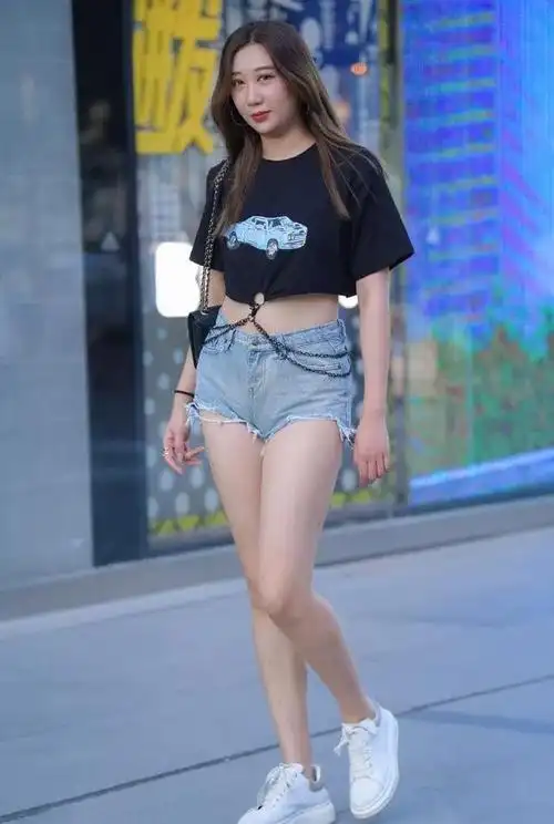牛仔短裤并未过时搭配露脐短袖让胖女孩重拾自信