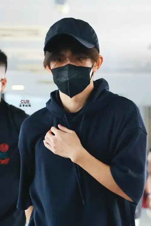 易烊千玺 米兰时装周##易烊千玺机场##易烊千玺也吃
