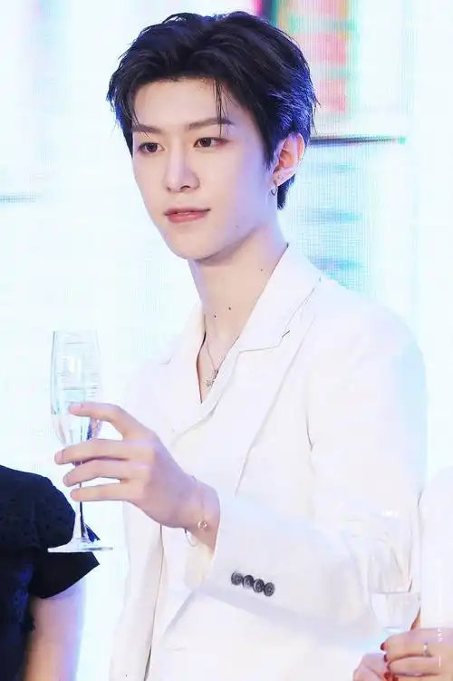 范丞丞白西装专场