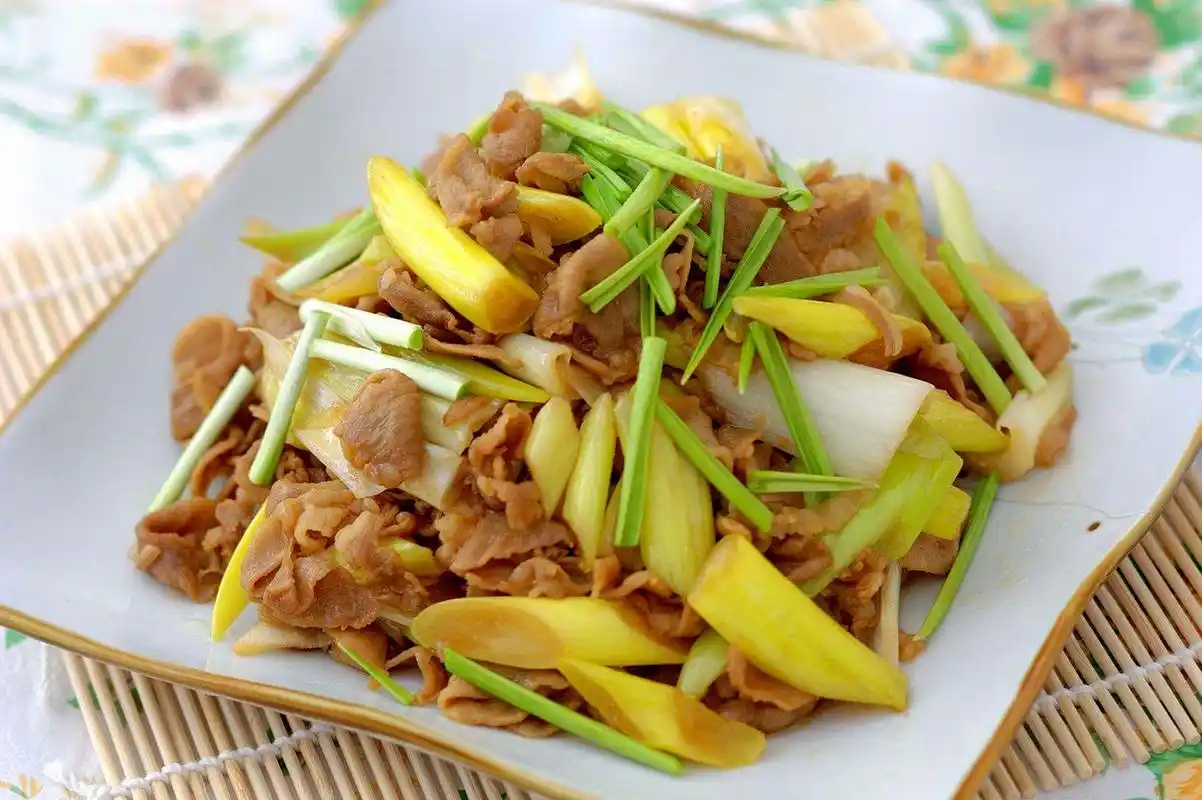 葱爆羊肉片,鲜嫩入味,葱香十足,看着馋,吃着香