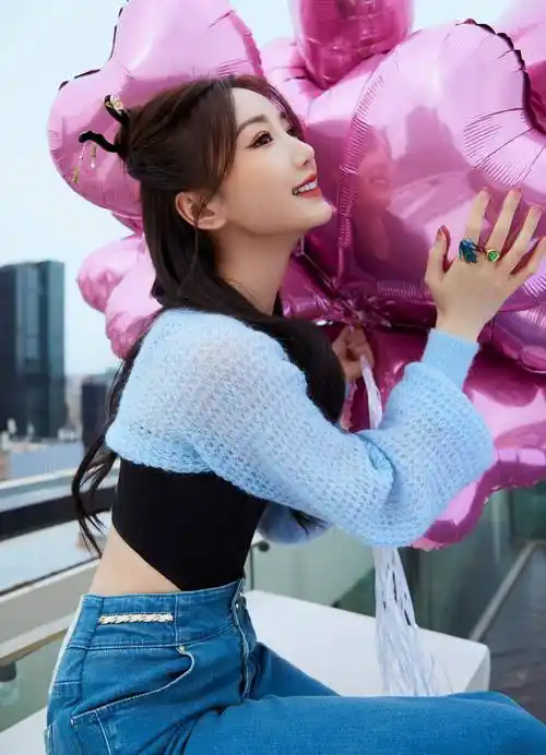 毛晓彤黑色吊带装优雅写真_皮肤_披肩_长发