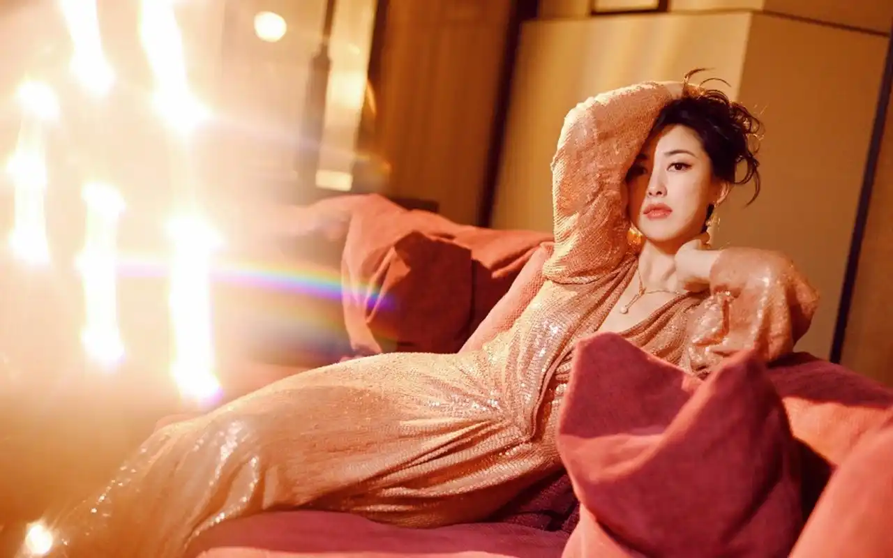 朱珠性感优雅写真桌面壁纸