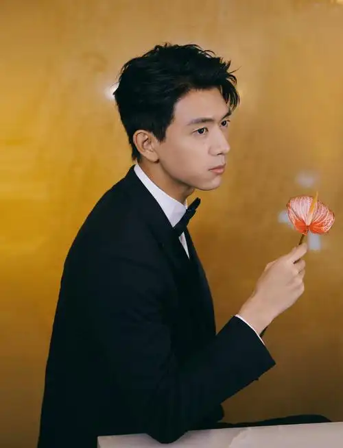 李现黑色西装魅力写真图片