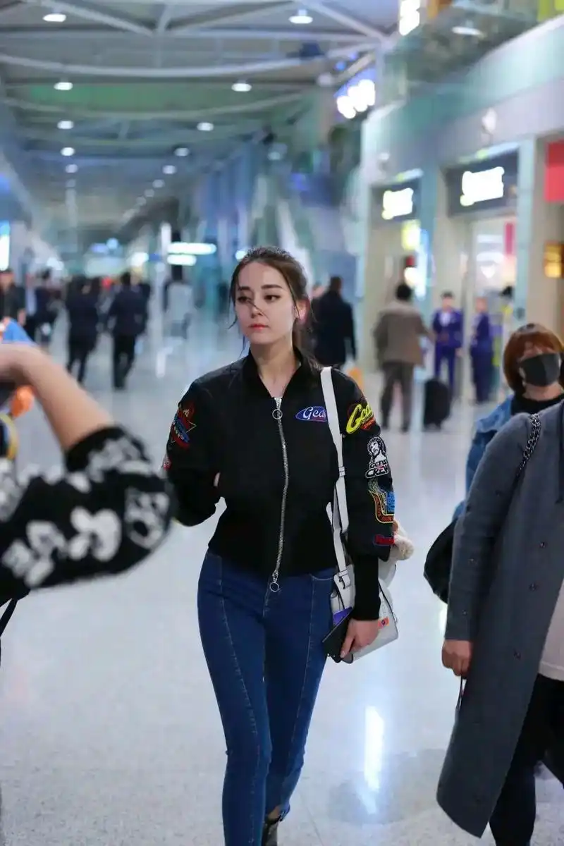 美女迪丽热巴现身机场,不戴眼镜-靓,戴上眼镜-酷!