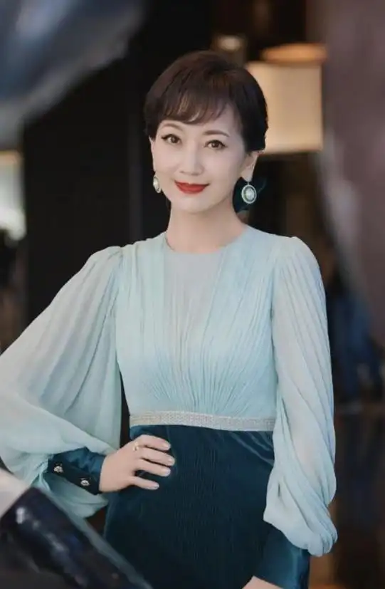 这才是赵雅芝"去油光"的秘诀:出门化淡妆,不穿老年装,真优雅