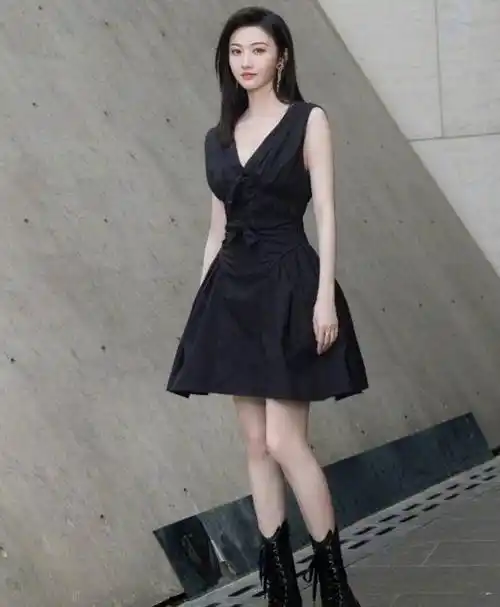 原创有一种清纯叫景甜穿草绿色吊带裙拍野餐大片对镜甜笑超美