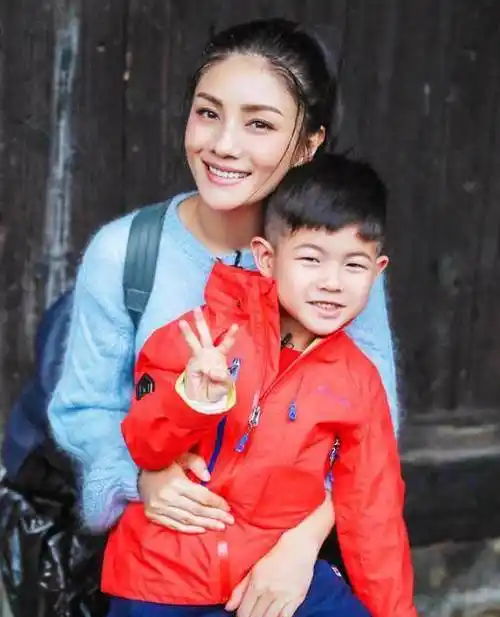 由此参加金星秀在节目中说,沙溢在家从来都不做家务,哪里脏就用脚扒拉