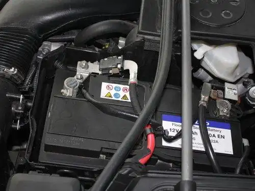 沃尔沃(进口)  v60 3.0t at 蓄电池特写