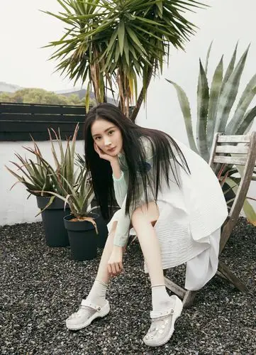 原创女明星初夏私服穿搭杨幂绿色自然小清新虞书欣黑色洒脱很帅气