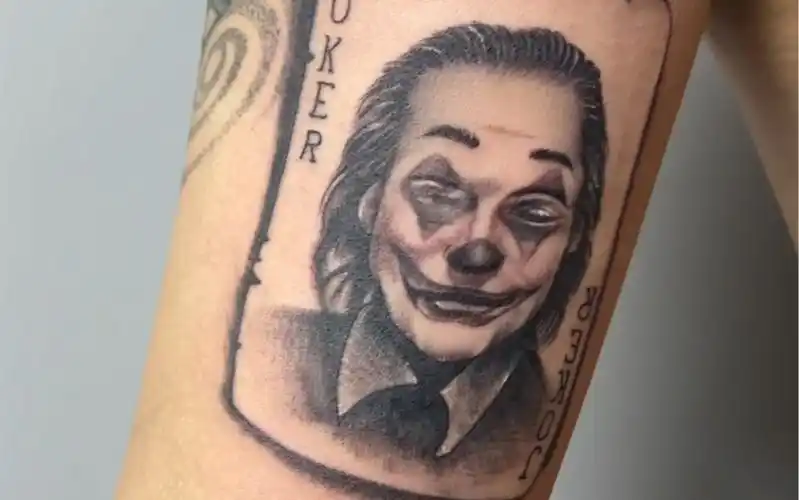 小丑纹身#小丑扑克牌纹身#吴江附近纹身店#大臂内侧纹身