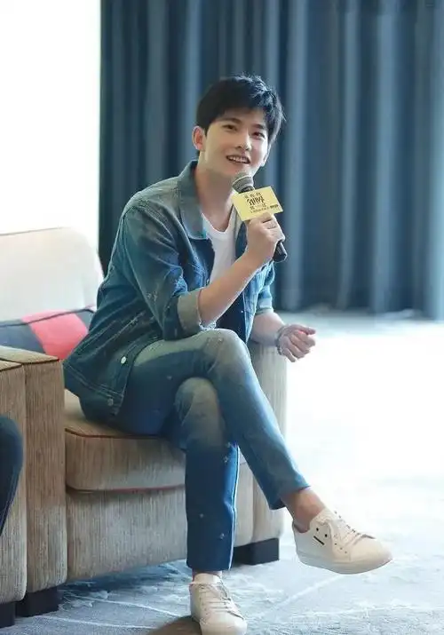 他身高刚好达到180cm,不过就像黄晓明一样,总有人怀疑他不到一米八.