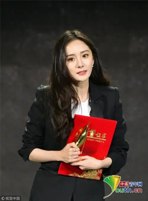 杨幂上台领奖西装精致干练 谈话间举手显呆萌