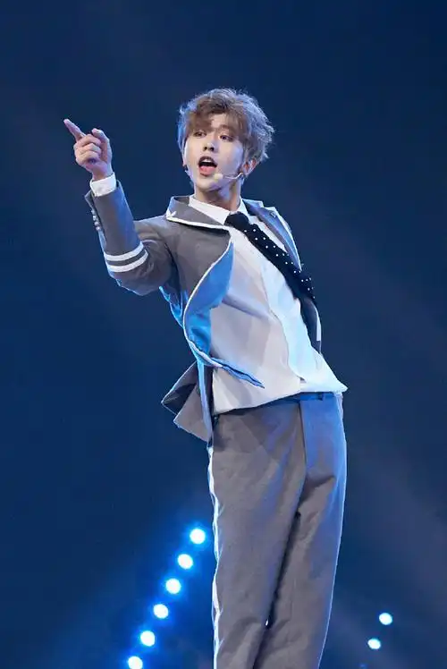 蔡徐坤染了银发梦回偶练