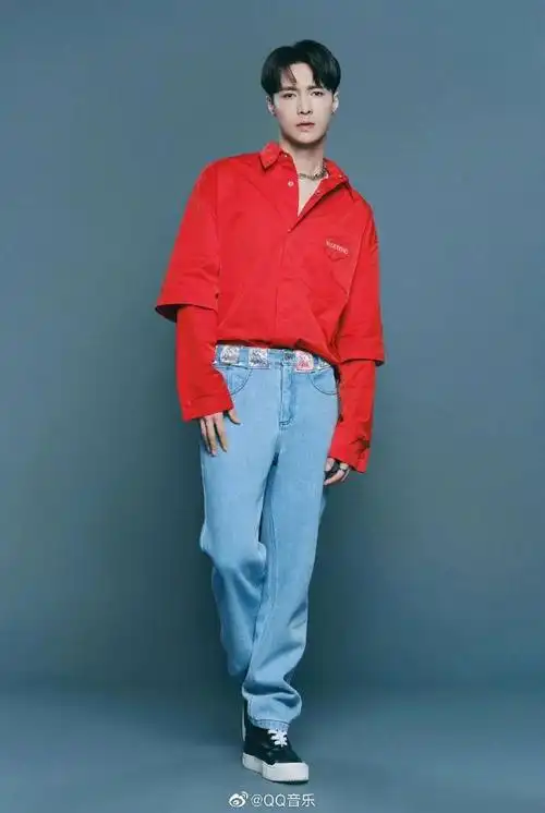 张艺兴正装身材比例