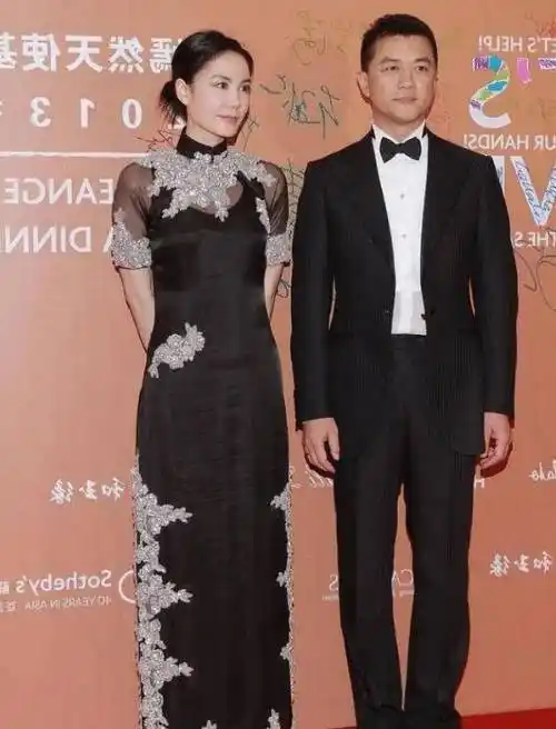 王菲早前旧照流出穿银花旗袍气质清冷不愧是天后