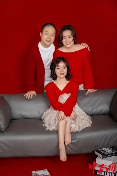 一家三口的全家福