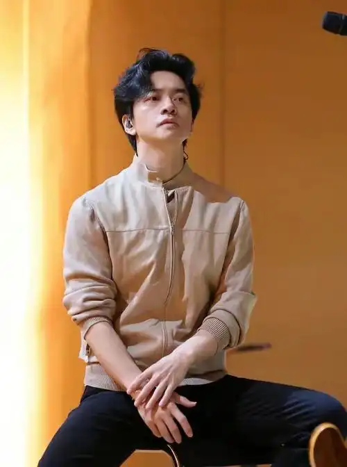 照片中的李健青涩而阳光,带着那个时代独有的朝气.