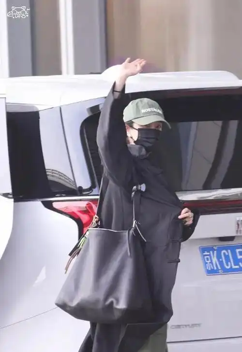 人气女星杨幂今日北京机场出发图释出啦好热情啊