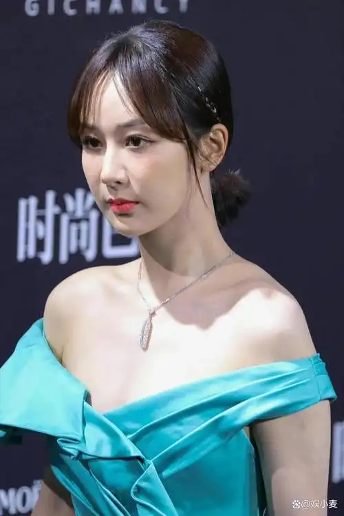 这才是杨紫的真实颜值,不太合身的抹胸裙,让她生图比精修图好看