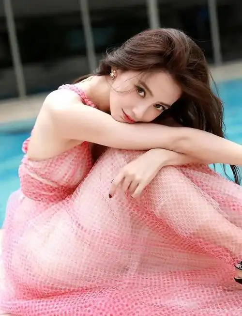 angelababy在泳池边展现了她的完美身材和多面性,这一组写真让人又惊