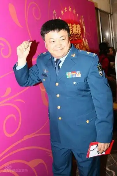 图文:金星奖颁奖晚会--洪剑涛现场签名