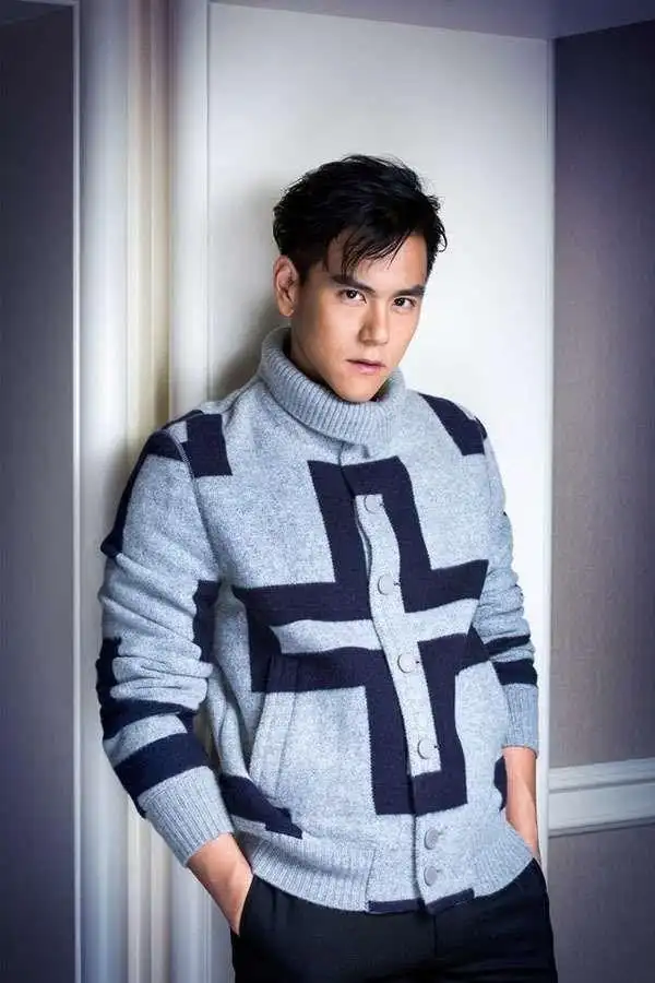 不愧是最自律的男星,不仅身材一流,连剪"中分"发型多那么有型