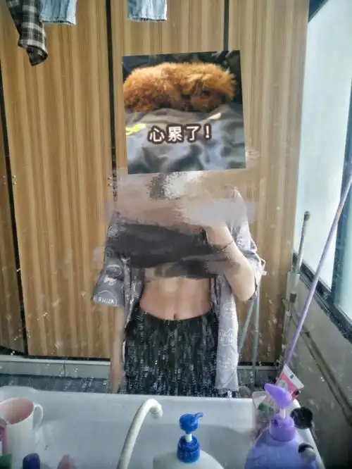 集训了几个星期,瘦出了四块腹肌,好累