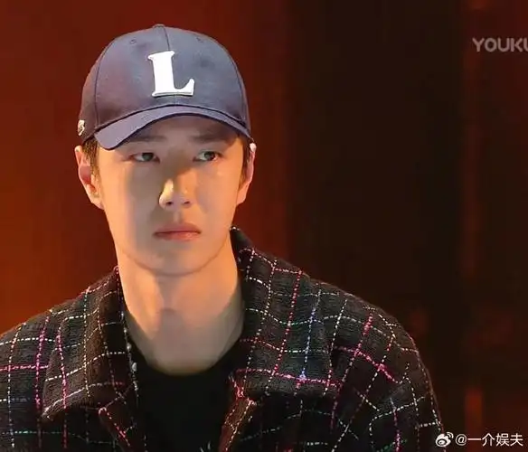 王一博换新棒球帽##王一博看到热烈街舞的反应