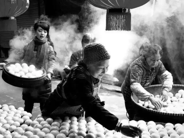 14张老照片,生动再现80年代过年的真实场景,看完后我流泪了