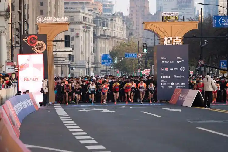 2020上海马拉松鸣枪起跑
