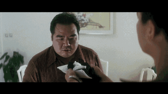 在对方的报复行动中,阿豪腿部中枪,成了一个瘸子.