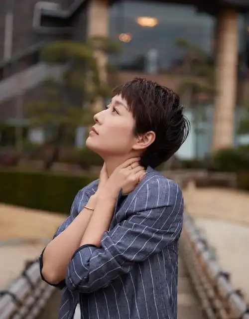 原创马伊琍衣品提高了,短发搭配一身西服套装减龄效果满分,太惊艳了