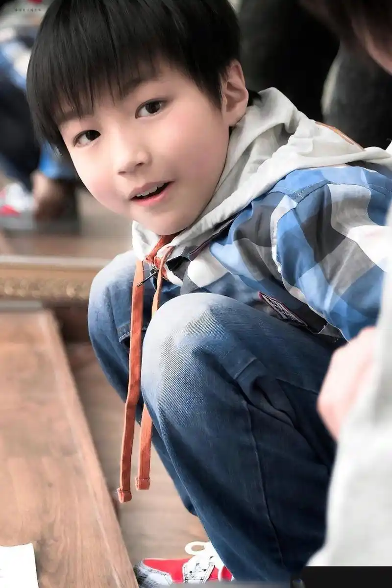 王俊凯小时候脸蛋儿嘟嘟的,头发像顶个小锅盖看着就像个可爱的小奶娃